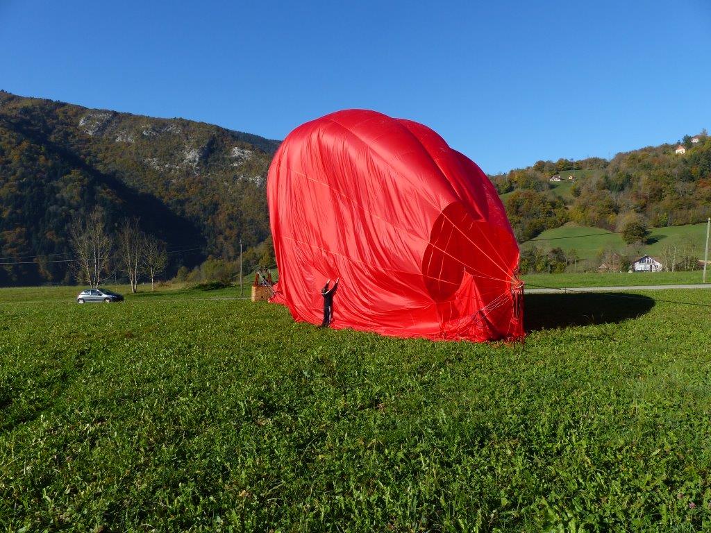 Gonflage de la montgolfière au sol avant le décollage à Annecy