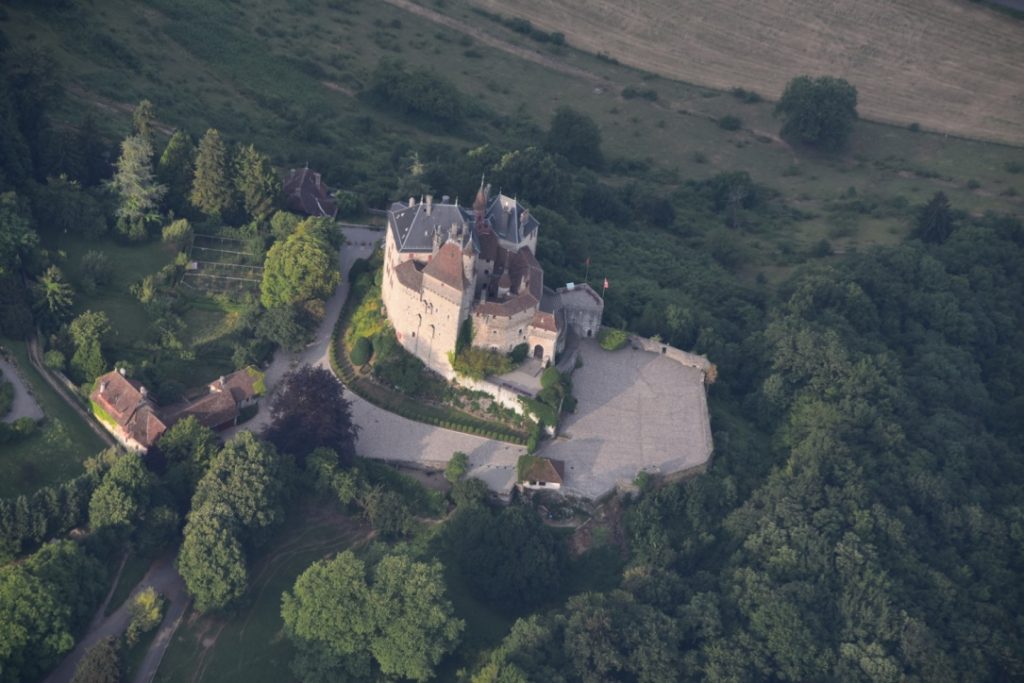 chateau de menthon en montgolfiere