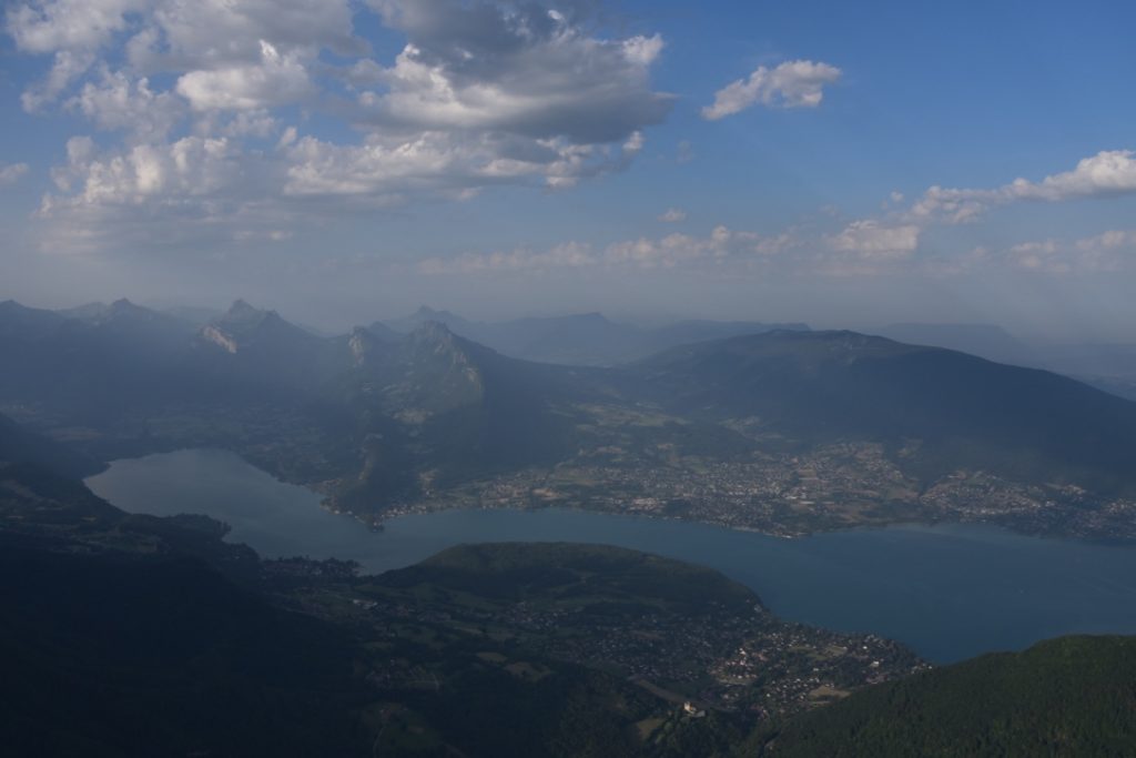 vue sur le lac d'annecy en montgolfiere