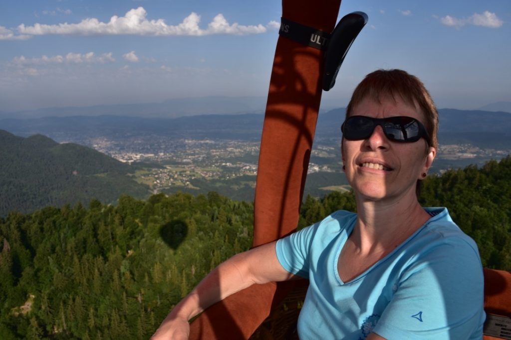 une passagere heureuse en ballon